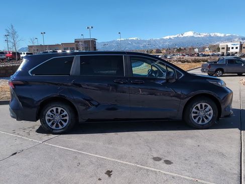 Used 2025 Toyota Sienna LE image 8