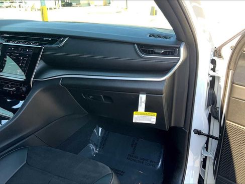 Used 2024 Jeep Grand Cherokee L Laredo image 33