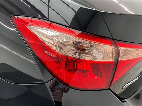 Used 2019 Toyota Corolla LE image 29