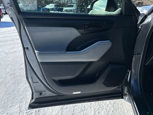 Used 2022 Toyota Highlander L image 19