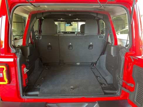 Used 2025 Jeep Wrangler Sahara image 30