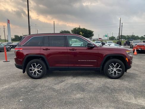 Used 2025 Jeep Grand Cherokee Limited w/ Luxury Tech Group II RWD image 4