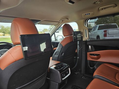 Used 2023 Kia Carnival SX image 28