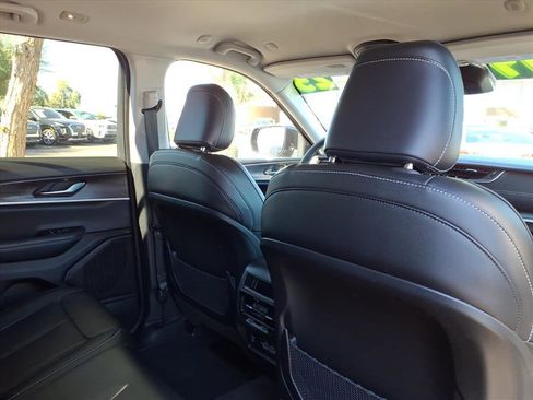 Used 2023 Jeep Grand Cherokee Limited w/ Black Appearance Package image 13