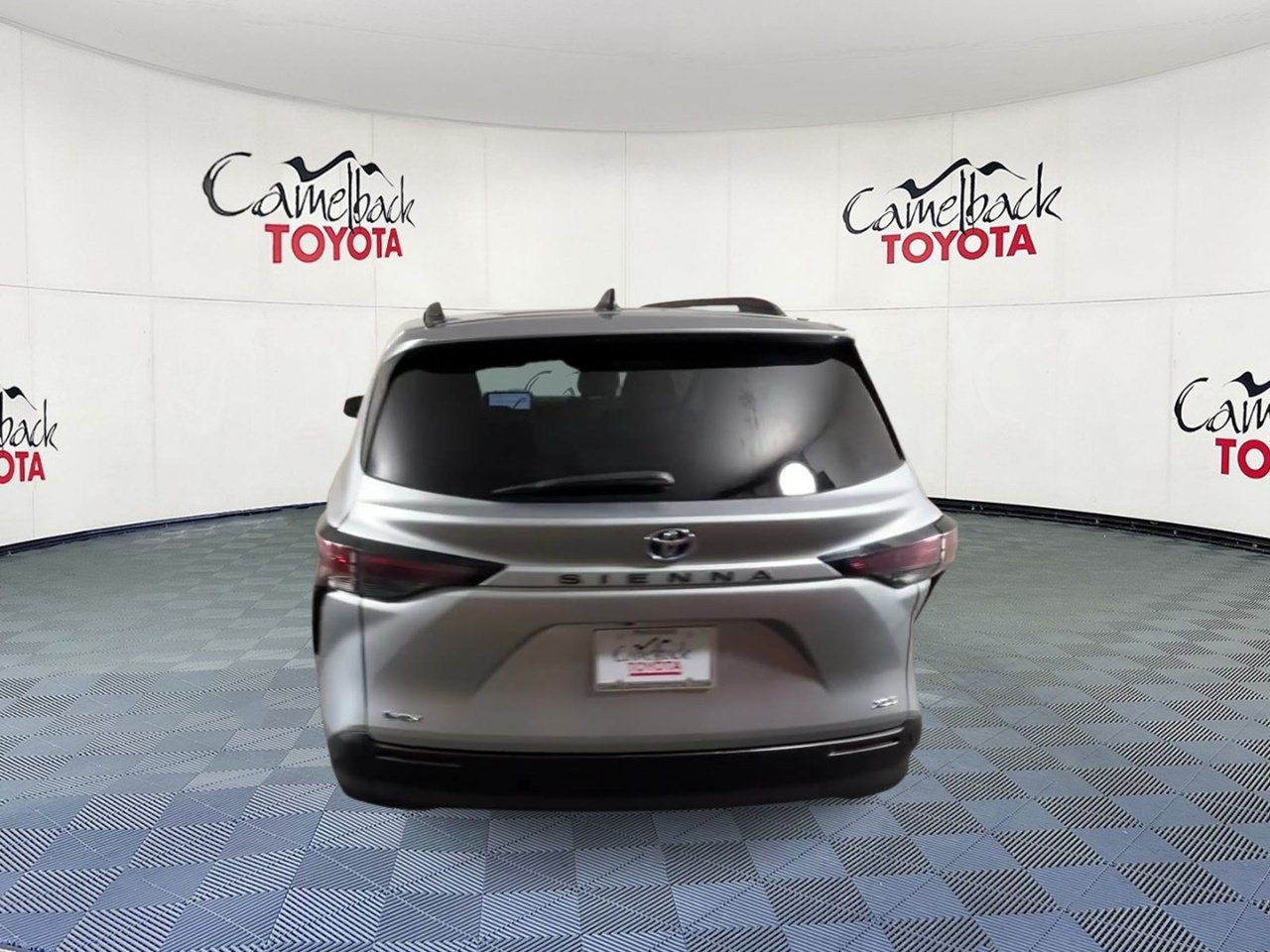 Used 2025 Toyota Sienna XLE FWD image 9