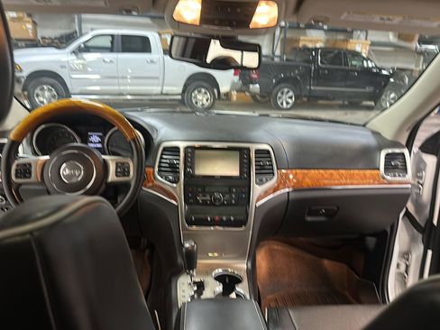 Used 2013 Jeep Grand Cherokee Overland w/ Advance Technology Group image 28