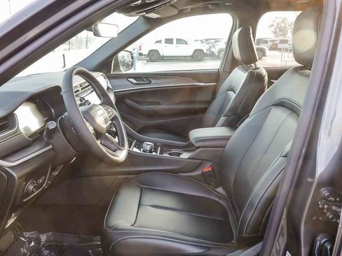 New 2025 Jeep Grand Cherokee Limited w/ Black Appearance Package image 19