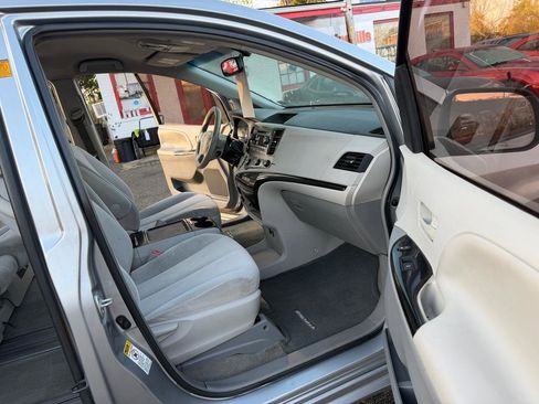 Used 2012 Toyota Sienna LE image 15