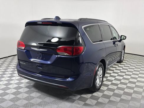 Used 2017 Chrysler Pacifica Touring-L FWD image 5