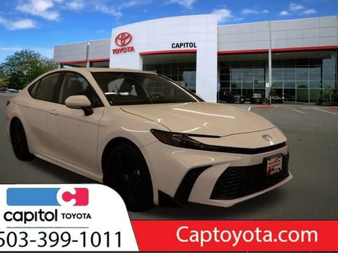 Used 2025 Toyota Camry SE image 1
