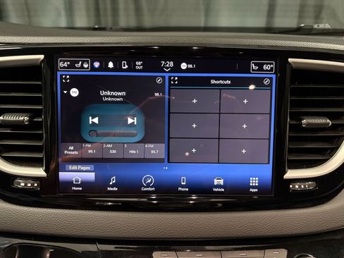 Used 2024 Chrysler Pacifica Touring-L FWD image 10