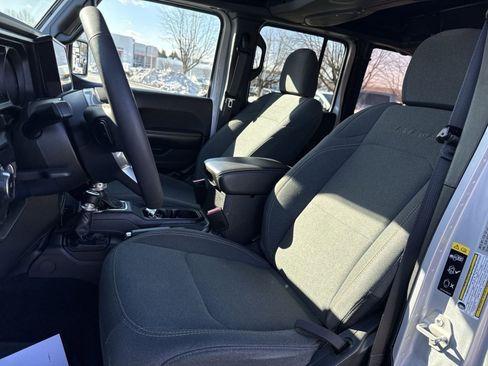 Used 2024 Jeep Wrangler Sahara image 13