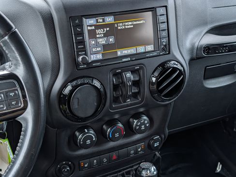 Used 2016 Jeep Wrangler Unlimited Sahara image 17