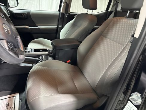 Used 2022 Toyota Tacoma SR5 w/ Technology Package RWD image 19
