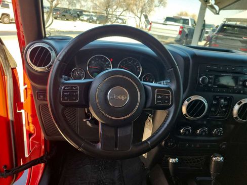 Used 2016 Jeep Wrangler Unlimited Rubicon w/ Connectivity Group image 11