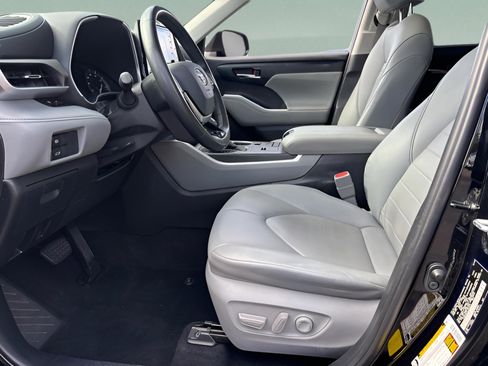 Used 2020 Toyota Highlander XLE image 9