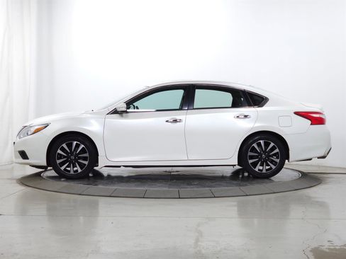 Used 2017 Nissan Altima 2.5 SV w/ Convenience Package image 4