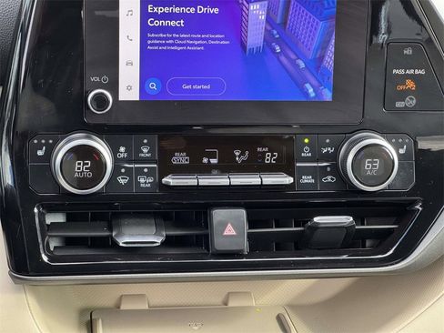 Used 2023 Toyota Highlander XLE image 5