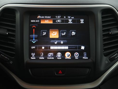 Used 2015 Jeep Cherokee Trailhawk w/ Leather Interior Group AWD/4WD image 17
