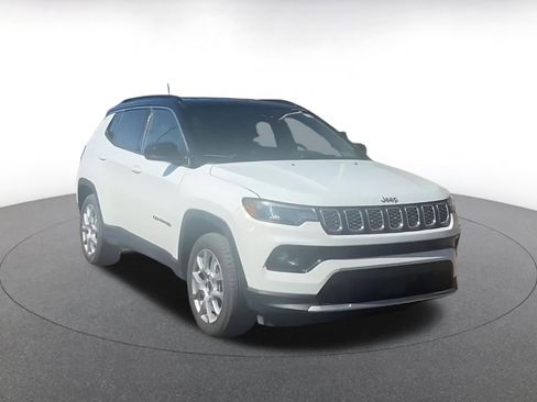 Used 2025 Jeep Compass Limited image 3