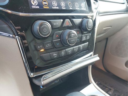 Used 2021 Jeep Grand Cherokee Limited image 23