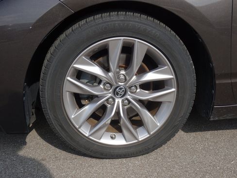 Used 2019 Toyota Avalon XLE w/ Moonroof Package FWD image 11