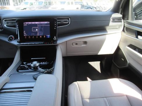 Used 2025 Jeep Wagoneer 4WD image 13