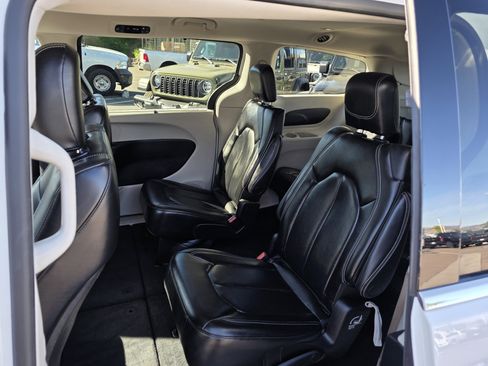 Used 2023 Chrysler Pacifica Touring-L image 18