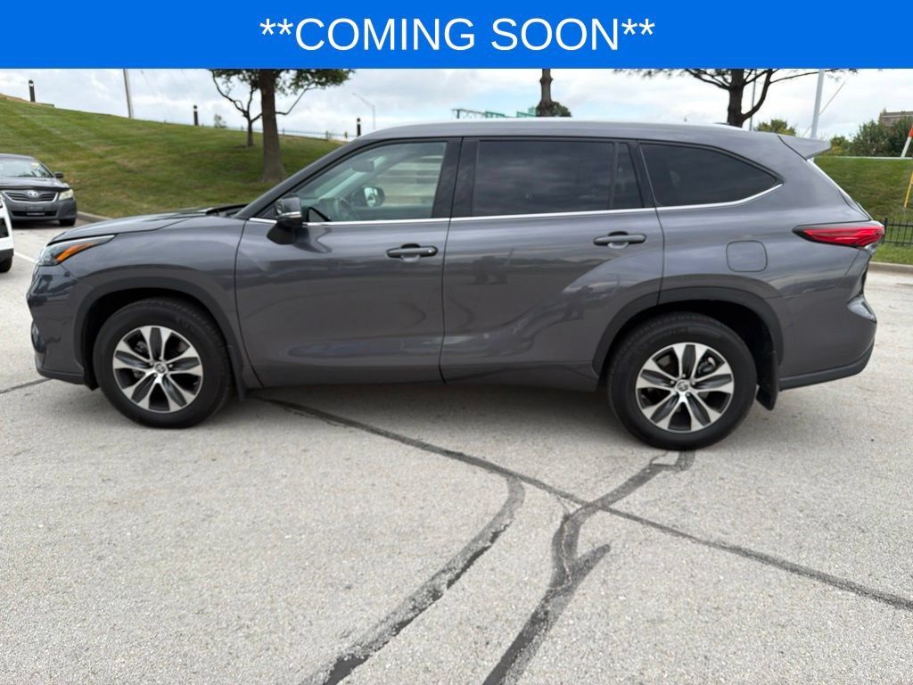 Used 2022 Toyota Highlander XLE AWD/4WD image 11