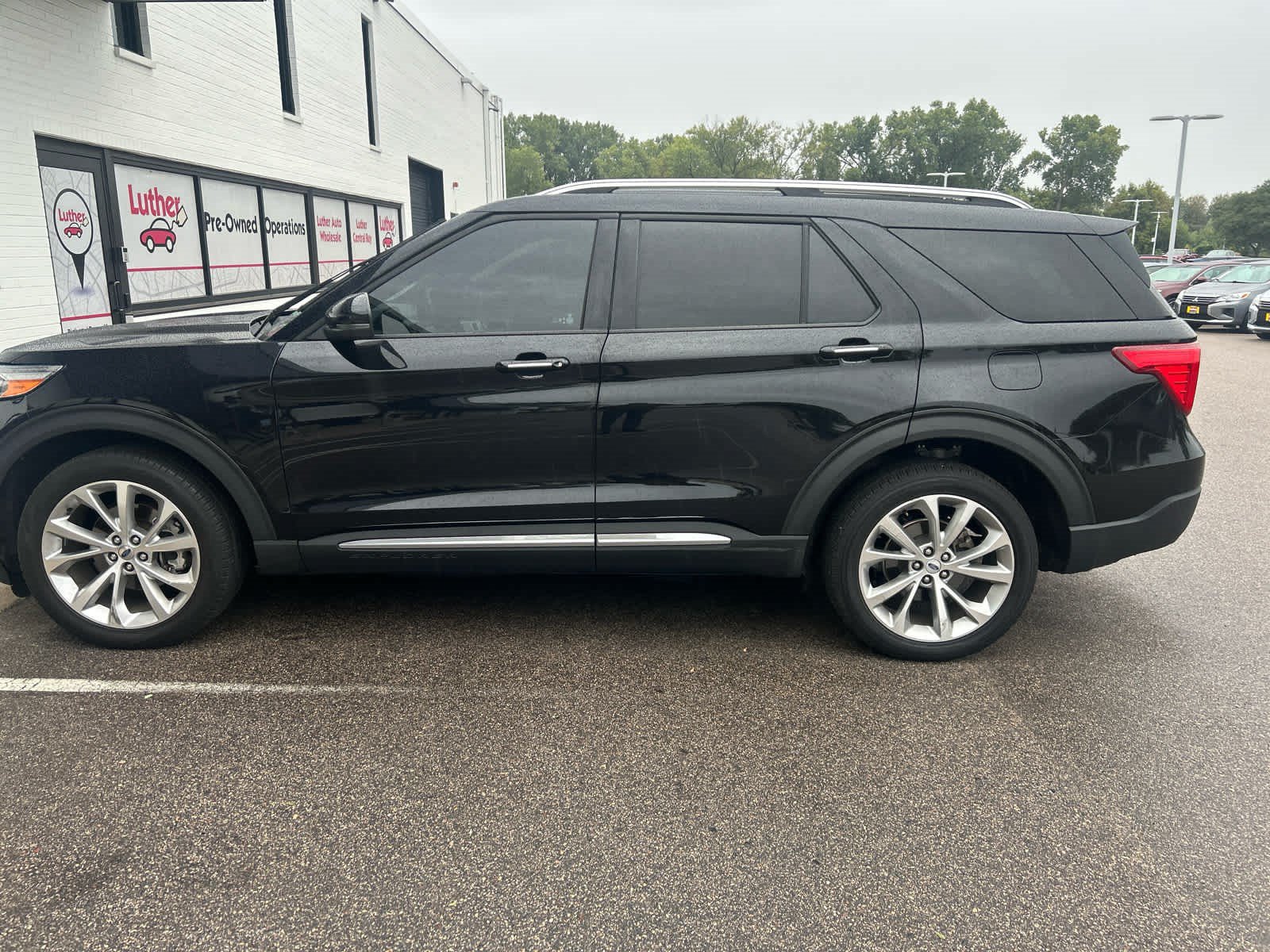 Used 2023 Ford Explorer Platinum w/ Technology Package AWD/4WD image 2