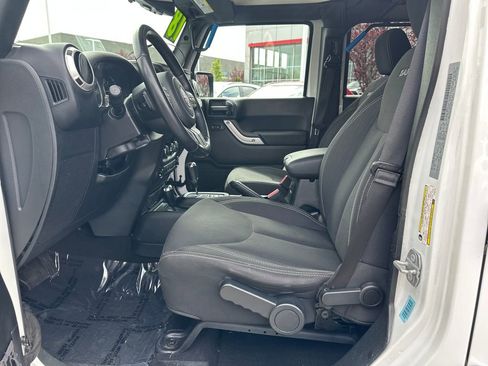Used 2018 Jeep Wrangler Unlimited Sahara w/ Connectivity Group AWD/4WD image 12