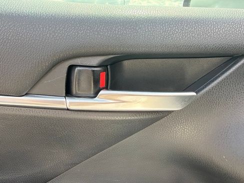 Used 2020 Toyota Camry SE FWD image 11