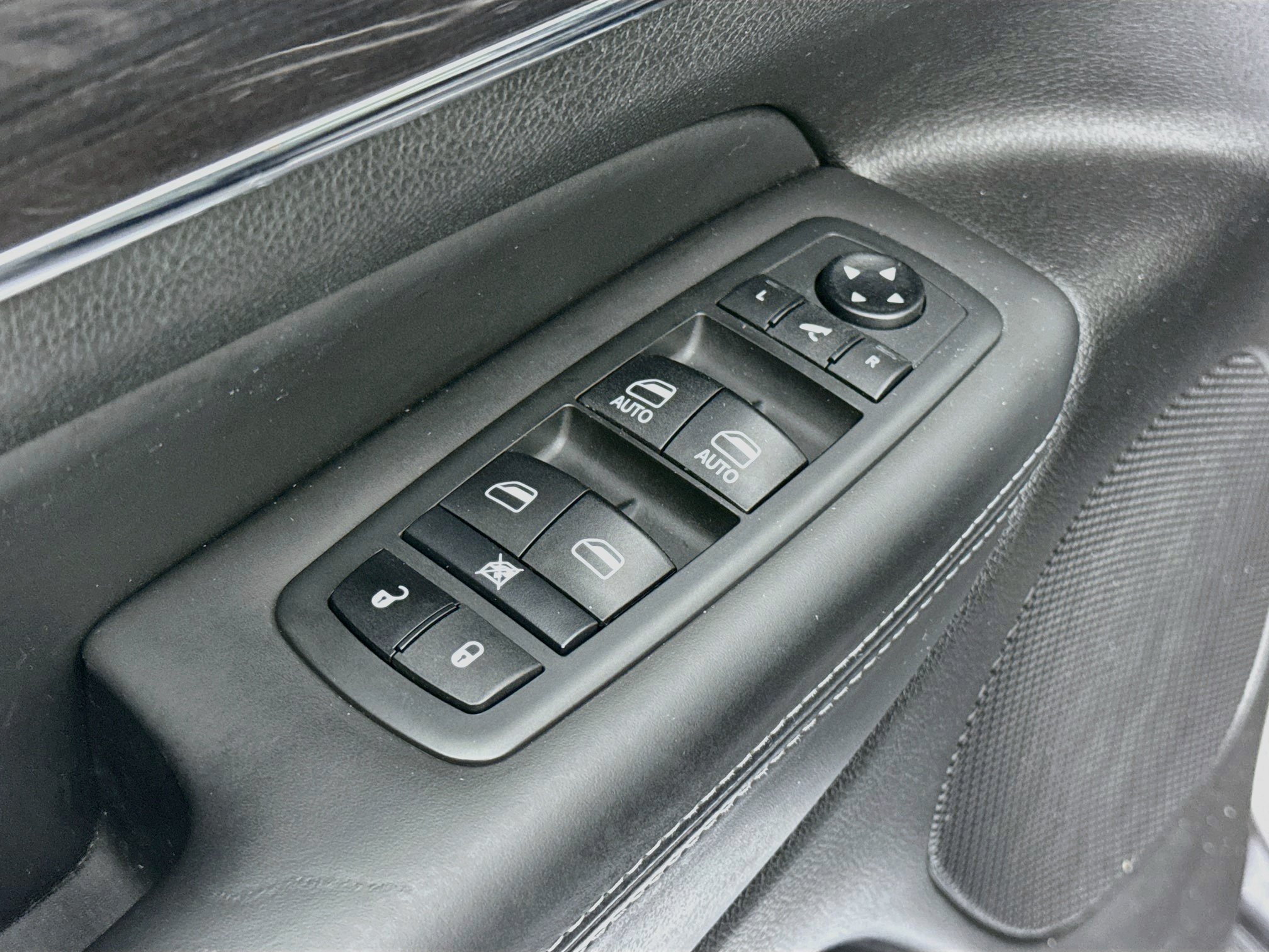 Used 2021 Jeep Grand Cherokee Overland AWD/4WD image 18
