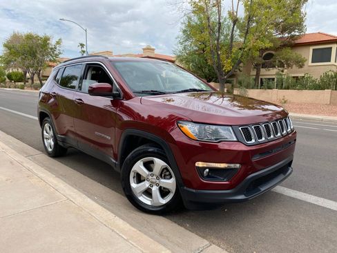 Used 2021 Jeep Compass Latitude FWD image 3