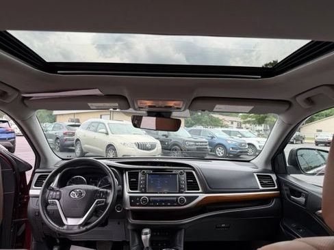 Used 2017 Toyota Highlander Limited AWD/4WD image 44