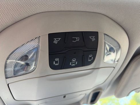 Used 2020 Chrysler Pacifica Limited w/ Tire & Wheel Group FWD image 29
