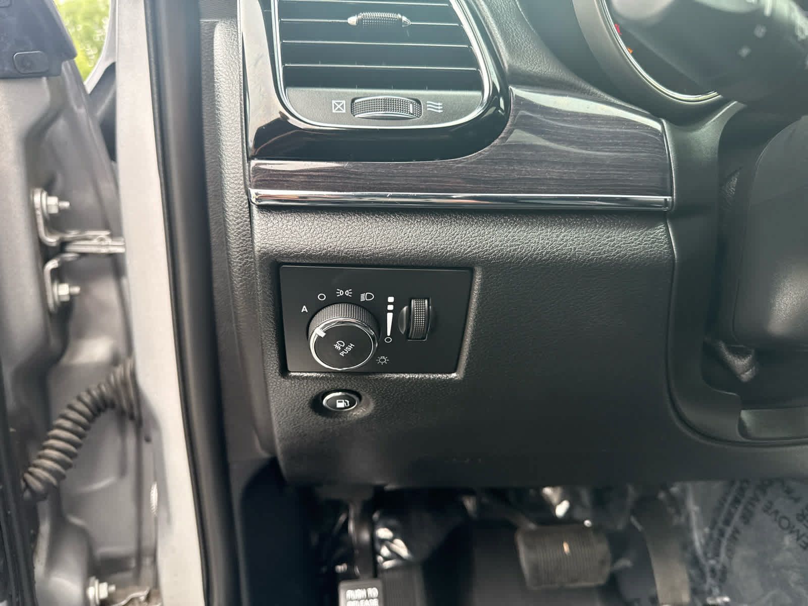 Used 2020 Jeep Grand Cherokee Overland AWD/4WD image 19