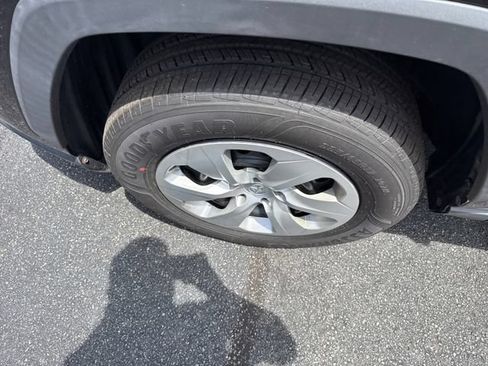 Used 2019 Toyota RAV4 LE AWD/4WD image 19