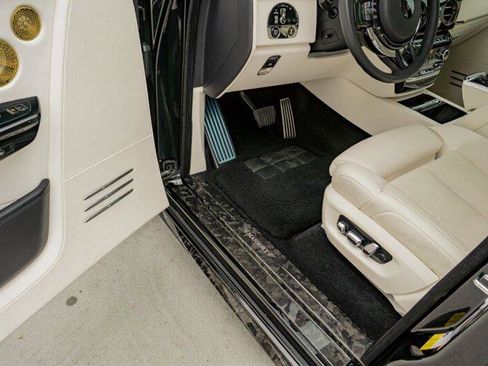 Used 2024 Rolls-Royce Phantom Sedan image 95