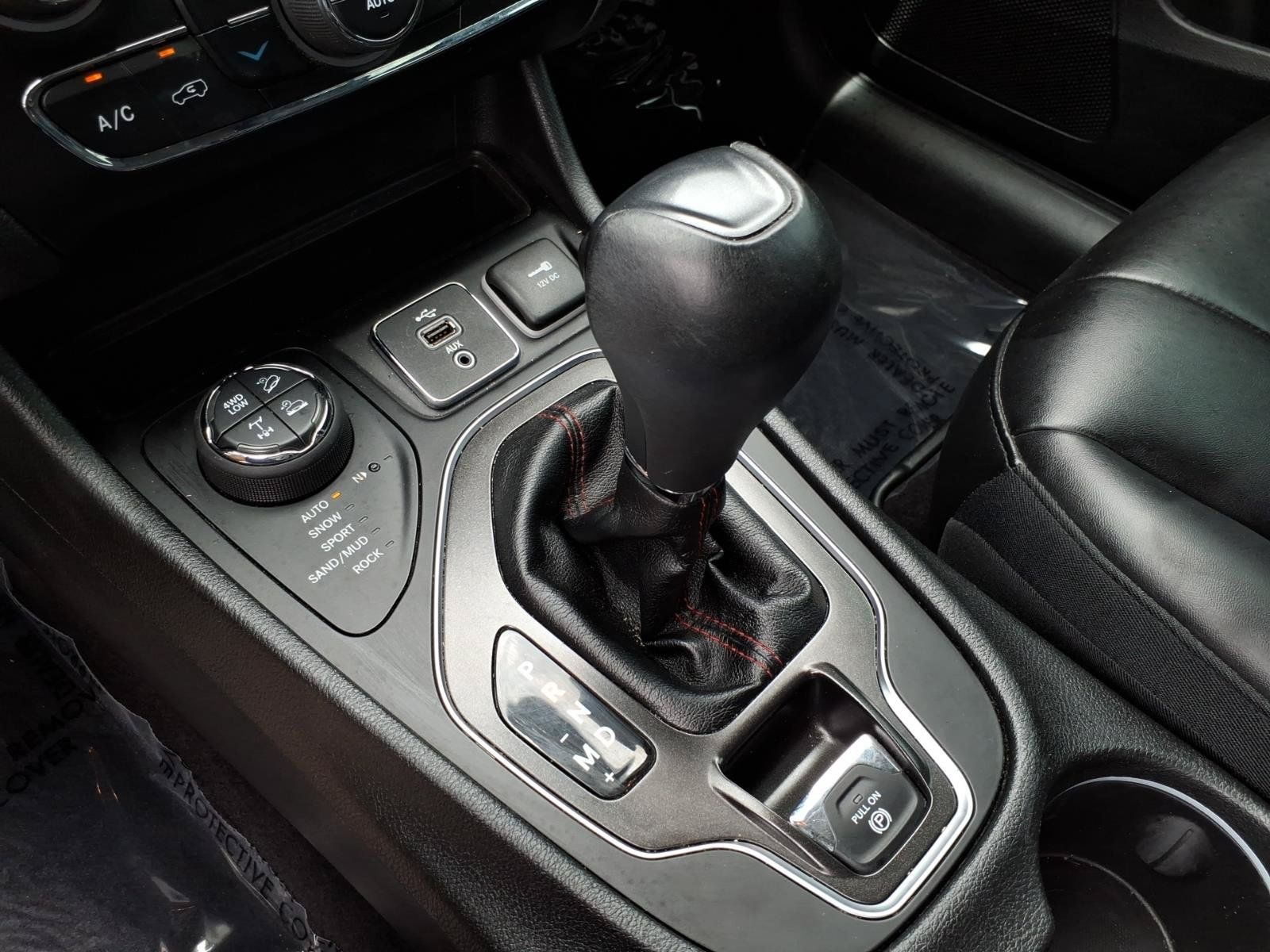 Used 2019 Jeep Cherokee Trailhawk w/ Comfort/Convenience Group AWD/4WD image 29