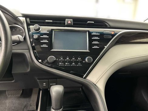 Used 2018 Toyota Camry FWD image 16