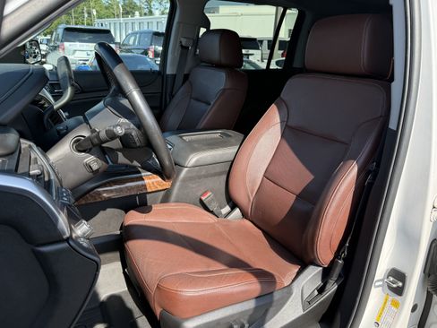 Used 2019 Chevrolet Suburban Premier w/ Premier Plus Edition RWD image 16