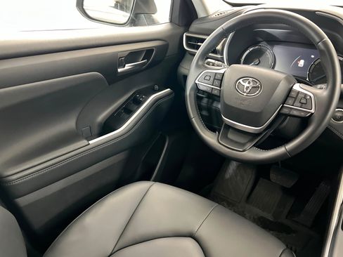 Used 2025 Toyota Highlander XLE image 11