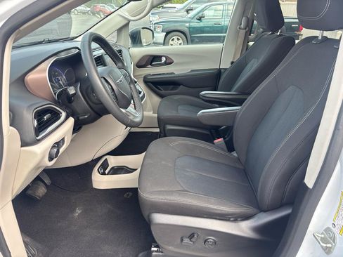 Used 2024 Chrysler Voyager LX FWD image 10