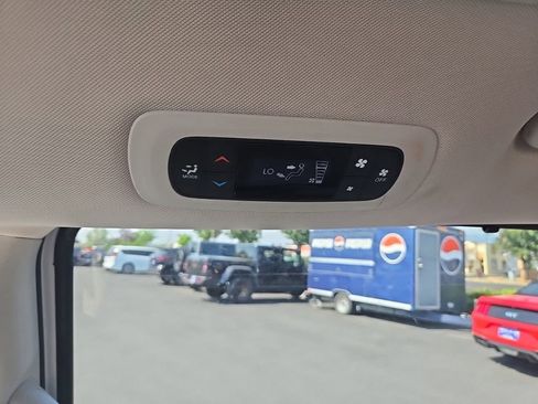 Used 2021 Chrysler Voyager Lxi image 25