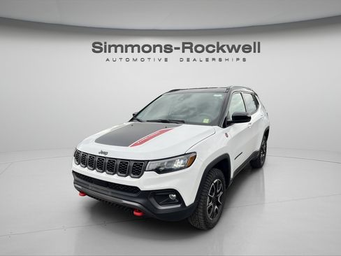 Used 2025 Jeep Compass Trailhawk AWD/4WD image 1