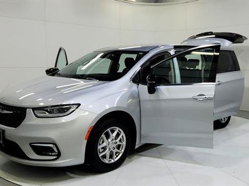 Used 2024 Chrysler Pacifica Touring-L FWD image 30
