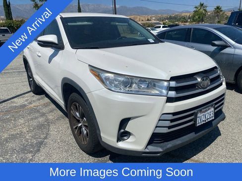 Used 2017 Toyota Highlander LE FWD image 1
