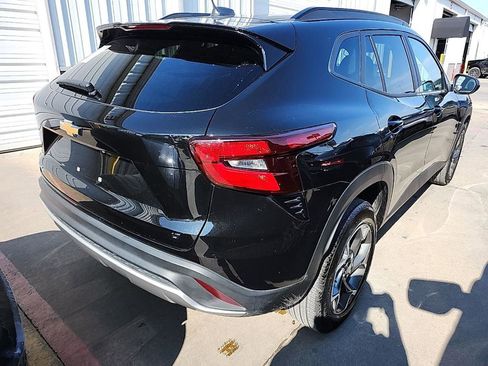 Used 2025 Chevrolet Trax LT w/ LT Convenience Package image 3