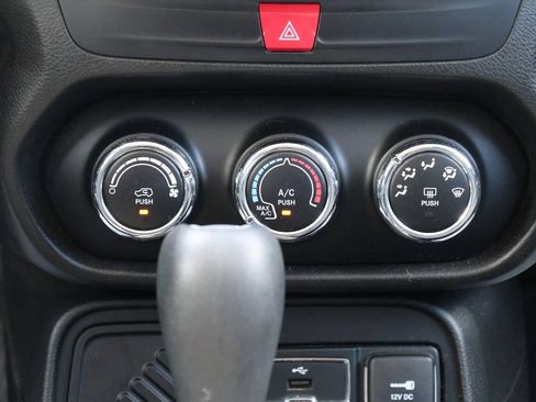 Used 2017 Jeep Renegade Latitude FWD image 21